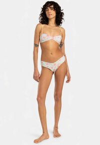 Kukka-aiheinen bikini-setti pastellisävyissä. Yläosa on bandeau-mallinen säädettävillä olkaimilla, ja alaosa on matalavyötäröinen.