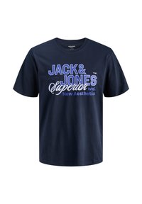 Temno modra bombažna majica s poudarjenim belim in svetlo modrim napisom: "JACK & JONES Superior" in "New Aesthetics", z okroglim izrezom in kratkimi rokavi.