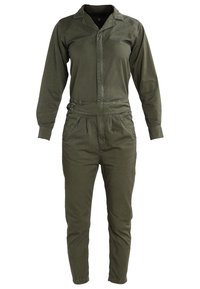 Combinaison longue manches longues vert olive avec col, poches avant, jambes fuselées et détail de boucle de taille réglable.