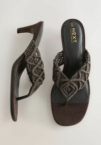 Brune hælede sandaler med macramé-stropper, firkantet tå, mærket størrelse 6½ 40, mærke NEXT, vist fra top- og sidevinkler.
