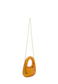 Orange håndtaske med en glat, blank finish, et udskåret håndtag og en guldkæde-rem. Har et minimalistisk, skulpturelt design.