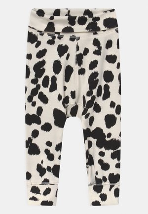 Hvide babyleggings med sorte uregelmæssige leopardpletter og elastik i taljen.