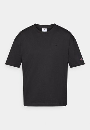 Svart bomullströja med rundad halsringning, korta ärmar och en liten broderad logotyp på bröstet och ärmen. Slät textur, avslappnad passform.