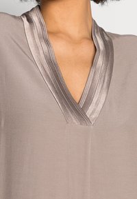 Noa Noa Koktejlové šaty / šaty na párty - brown