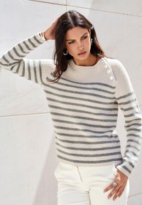 Gestreifter Pullover in Beige und Grau, mit gerippter Textur, rundem Ausschnitt und Knopfakzenten an einer Schulter.