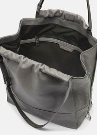 Graue Leder-Tote-Tasche mit einer weichen, strukturierten Oberfläche, großer Öffnung, Innenreißverschlussfach und verstellbarem Schultergurt.