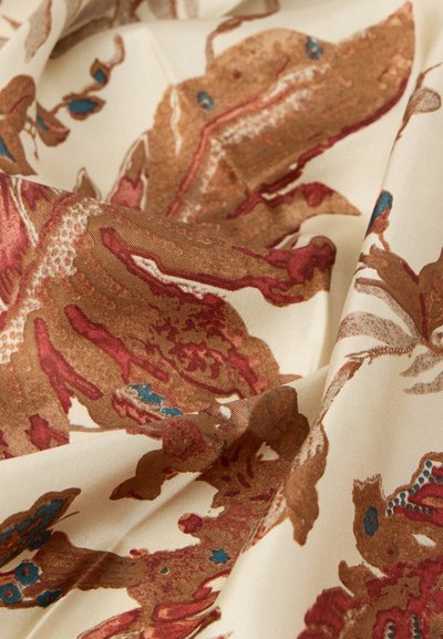 Υφασμα με σχέδιο που παρουσιάζει πλούσια καφέ και μπλε λουλουδένια σχέδια σε ανοιχτό κρεμ φόντο, με ομαλή υφή και ρέον πέταγμα.