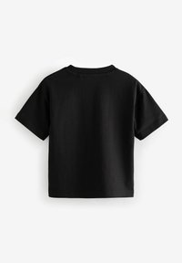 T-shirt nera a maniche corte con collo a giro, realizzata in un tessuto morbido con una texture liscia e un design pulito. Nessun motivo o accentuazione visibile.