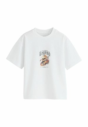 Weiße Baumwoll-T-Shirt mit kurzen Ärmeln, versehen mit einem Grafikdesign eines Schädels und Blumen sowie dem Schriftzug "ULTIMATE Legend" in schwarzer Schrift.