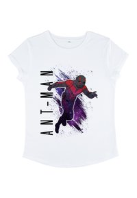 Biały t-shirt z krótkim rękawem z grafiką Ant-Mana w czerwonym i czarnym kolorze, na tle fioletowych plam. Napis brzmi "ANT-MAN."