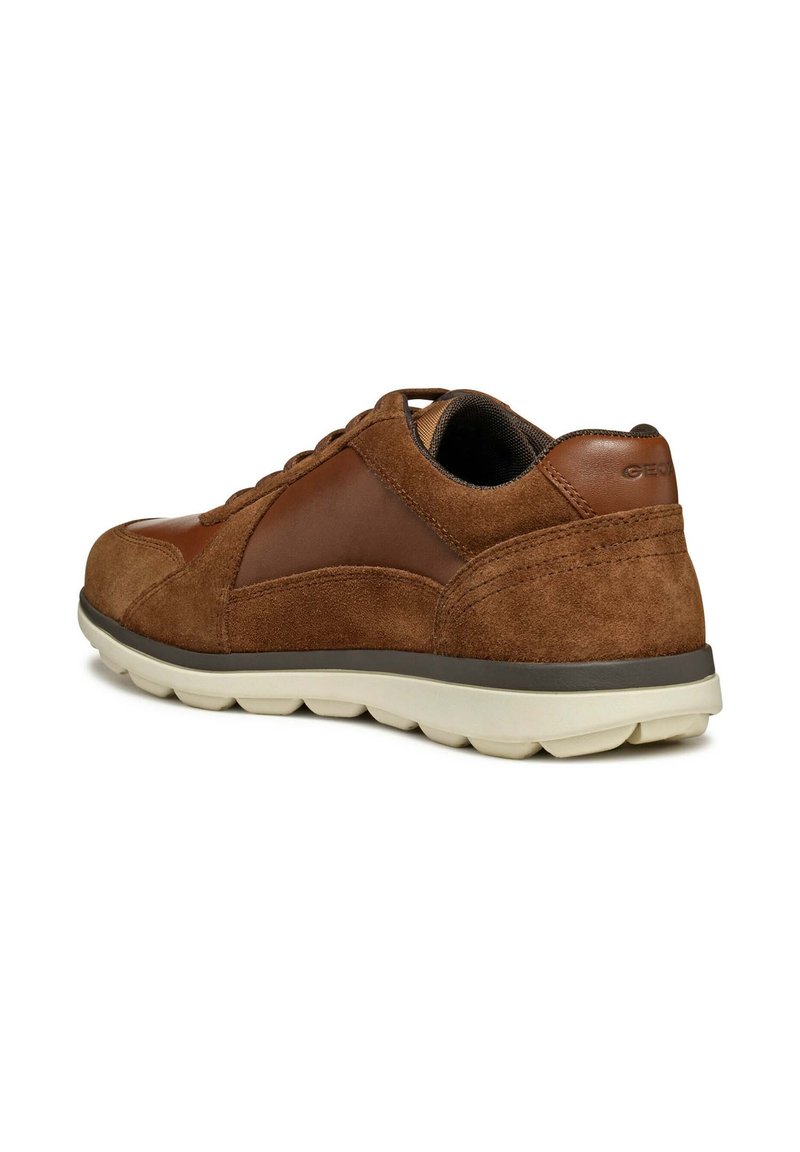 Chaussures en daim marron avec des accents en cuir, présentant un dessus texturé, un système de laçage et une semelle en caoutchouc avec un design rembourré.
