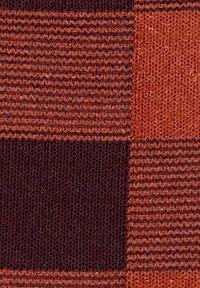 Textil mit einem karrierten Muster in reichen Braun- und Orangetönen, mit unterschiedlichen Texturen und gewebten Linien in einem einheitlichen Rasterschema.