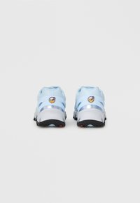 Par trik svijetloplavih Nike Air Max tenisica prikazanih sa stražnje strane na jednostavnoj bijeloj pozadini.