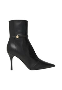 Stivaletti alla caviglia in pelle nera con punta a punta, tacco a stiletto alto e cinturino decorativo con dettaglio dorato. Texture liscia e design minimalista.