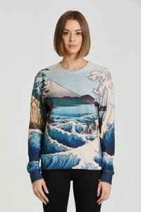 Pikendega dressipluus, millel on sinine laine ja mäe trükk, valmistatud pehmest kangast, millel on helebeez taust ja tumedast sinisest küünarnukkide detailid.