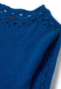 Suéter azul de punto con un patrón de punto texturizado y un diseño de encaje abierto detallado en el escote. Material suave y cálido.