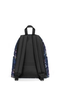 Mochila con un patrón floral y un tejido oscuro y texturizado. Tirantes y asa superior en negro. Cuenta con un cierre de cremallera y bolsillos laterales.