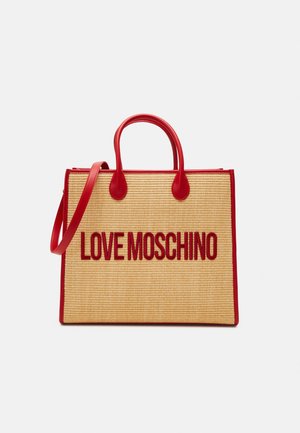 Hnědá tkaná taška s texturou a červenými akcenty z umělé kůže a rukojeťmi. Na přední straně se nachází výrazný nápis "LOVE MOSCHINO".