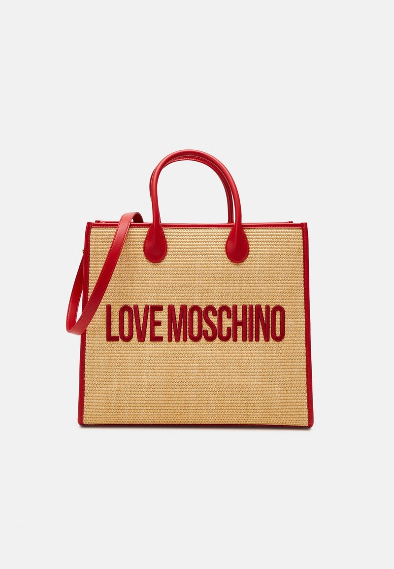 Sac tissé en tan avec des accents et des poignées en faux cuir rouge. Présente le texte "LOVE MOSCHINO" en évidence sur le devant.