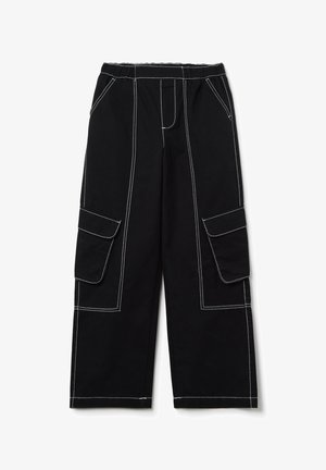 Schwarze Cargo-Hosen mit lockerer Passform, ausgestattet mit weißen Nähten, mehreren Taschen und einem elastischen Bund für zusätzlichen Komfort.