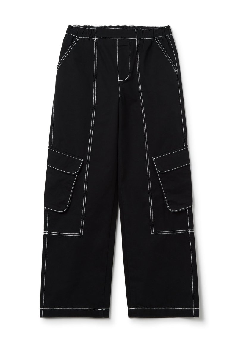 Zwarte cargobroek met een relaxte pasvorm, voorzien van witte stiksels, meerdere zakken en een elastische tailleband voor comfort.