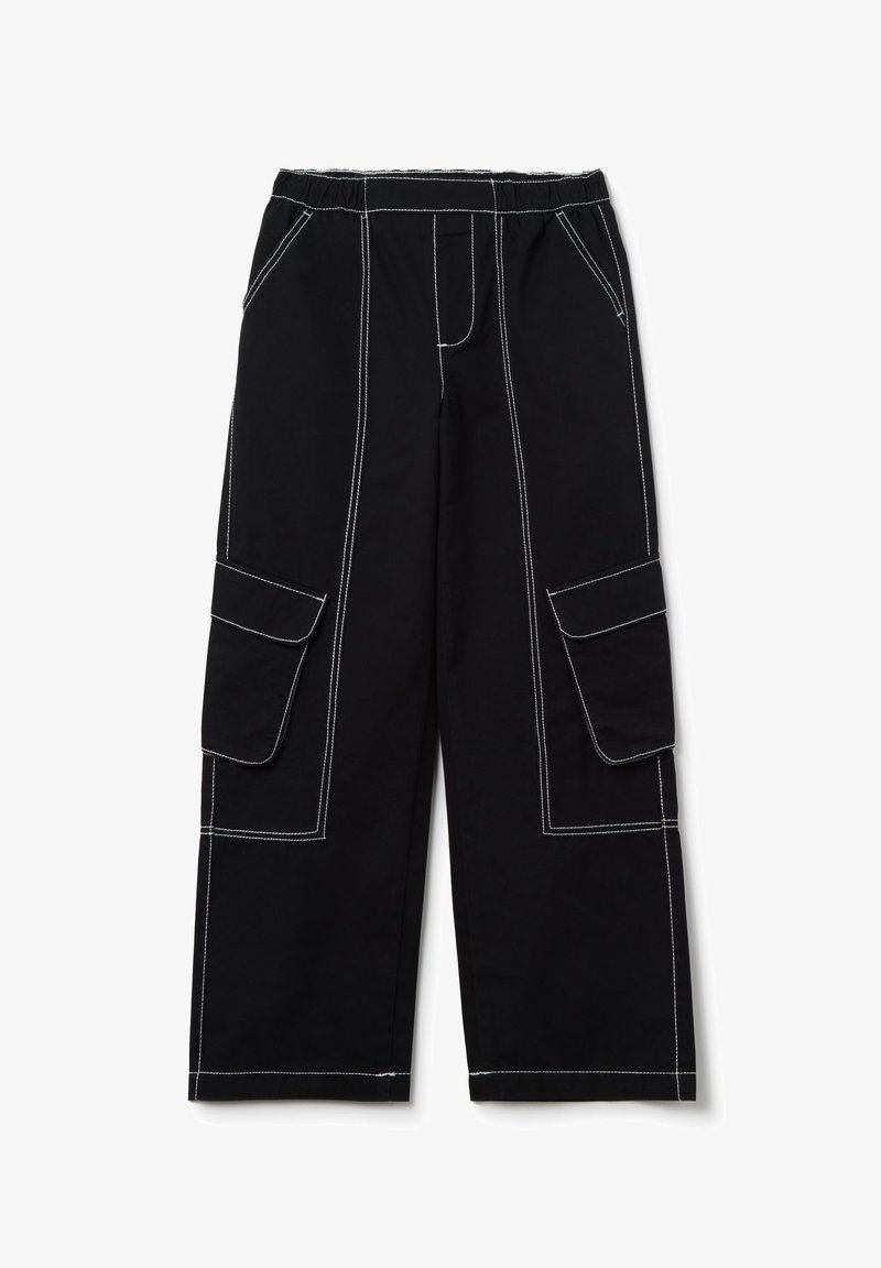 Zwarte cargobroek met een relaxte pasvorm, voorzien van witte stiksels, meerdere zakken en een elastische tailleband voor comfort.