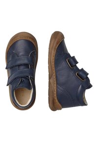 Scarpe in pelle blu navy con due cinturini in Velcro regolabili, suole in gomma e dettagli marroni, progettate per comfort e supporto.