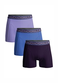 Tri pari moških bokserskih hlač v lavandasti, modri in temno vijolični barvi. Vsak par ima mehak pas s potiskom "MUCHACHO". Gladka tekstura tkanine.