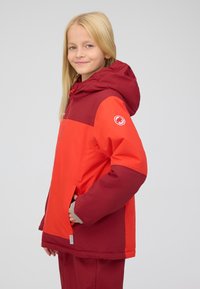 Veste d'hiver colorée avec un corps orange vif, accents bordeaux, capuche et poches latérales. Fabriquée en matériau texturé et durable.