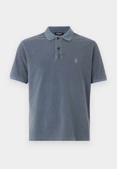 Polo in tessuto blu scuro con finitura texturizzata, tre bottoni, maniche corte e un piccolo logo ricamato sul petto.