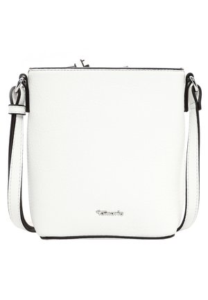 Sac à main en cuir blanc avec une texture lisse, de forme rectangulaire, garniture noire, bandoulière ajustable et détail de logo métallique.
