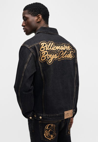 Σκούρο τζιν μπουφάν με χρυσό κεντημένο λογότυπο "Billionaire Boys Club" στην πλάτη, με εφαρμοστή γραμμή και διακριτικές χρυσές ραφές.