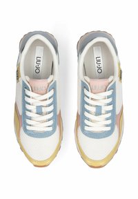 Baskets avec une tige en mesh comportant des accents blancs, roses, bleus et jaunes ; lacets ronds ; et une semelle texturée pour une meilleure adhérence.