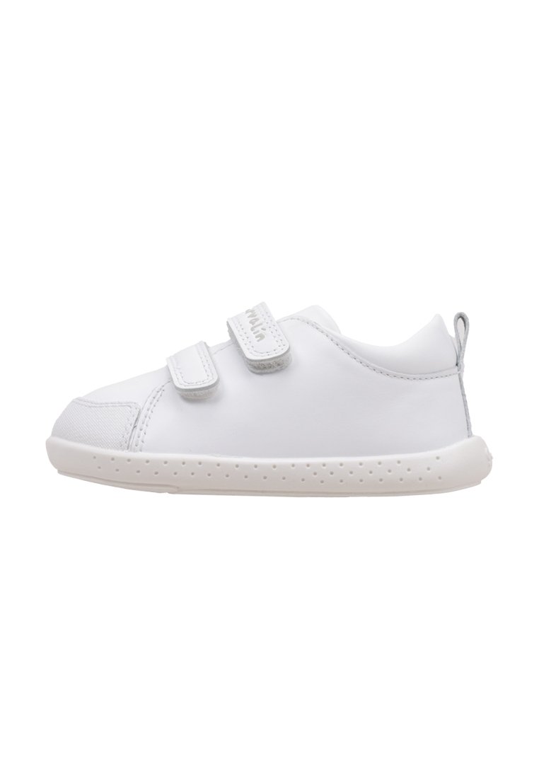 Baskets blanches pour enfants avec deux bandes Velcro, tige en synthétique lisse, bout rond, conception légère et semelle en caoutchouc à pois.