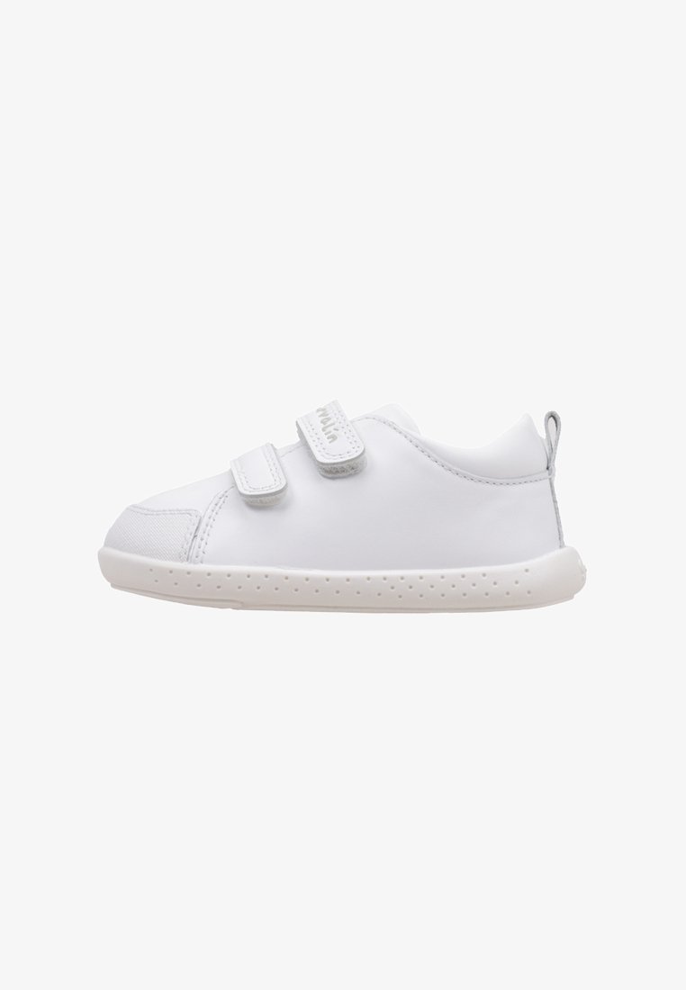 Zapatillas blancas para niños con dos correas de Velcro, parte superior sintética suave, punta redonda, diseño ligero y suela de goma con puntos.