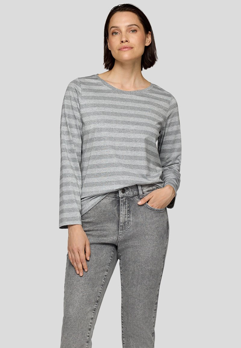 Grau gestreiftes Langarmshirt mit Rundhalsausschnitt, kombiniert mit grauen Jeans. Weiches Stoffgefühl mit dezenten horizontalen Streifen.