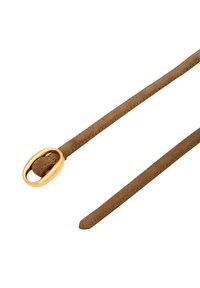 Hnědý semišový pásek se zlatou oválnou sponou a prošívanými okraji, vystavený na bílém pozadí.