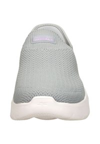 Grijze instapsneakers met een bovenwerk van gebreid textiel en een witte rubberen zool. Heeft een subtiele logo op de hiel.