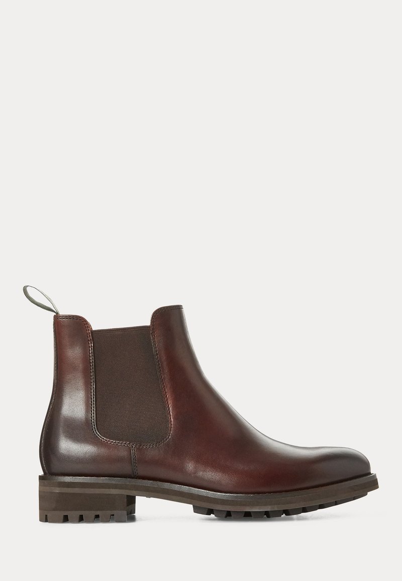 Bruine leren Chelsea-boot met elastische zijpanelen, een trekriem bij de hiel en een chunky rubberen zool met gripprofiel.