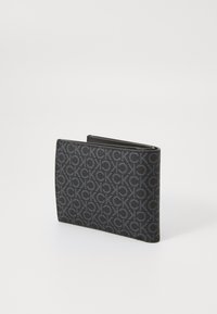 Portefeuille bifold noir avec un extérieur à motifs comprenant un design de logo répété. Surface texturée et intérieur organisé pour les cartes et l'argent.