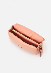 COACH COVERED CLOSURE PILLOW TABBY SHOULDER - Handbag - light coral