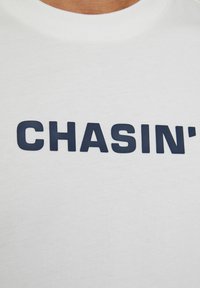 CHASIN' DAVIE - Triko s potiskem - off white