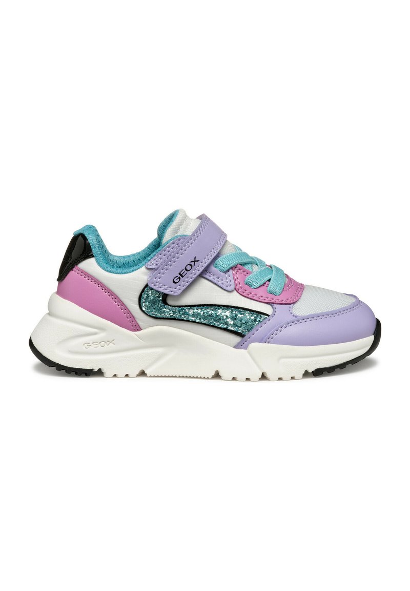 Sneaker Geox in materiale sintetico bianco, viola e rosa. Presenta un cinturino in velcro, dettagli scintillanti e una suola texturizzata per una migliore aderenza.