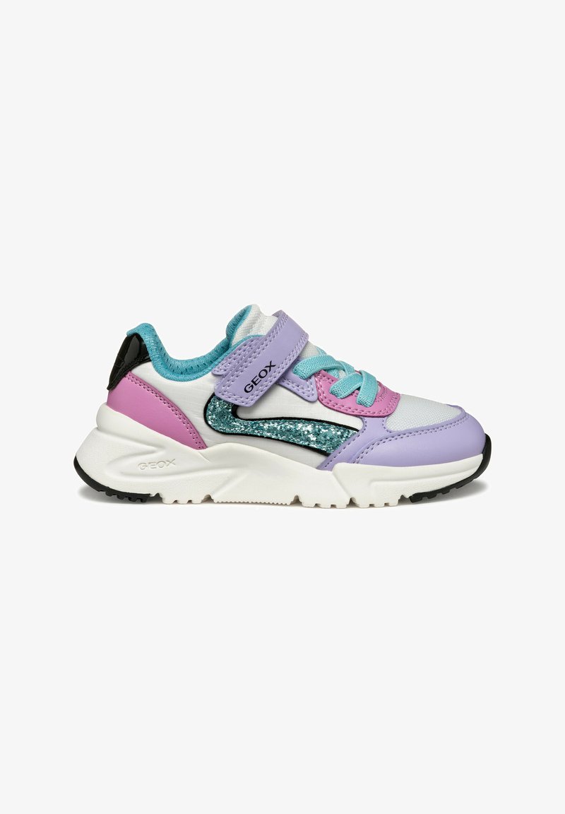 Zapatilla Geox en material sintético blanco, púrpura y rosa. Presenta una correa de velcro, acentos de purpurina y una suela texturizada para mayor agarre.