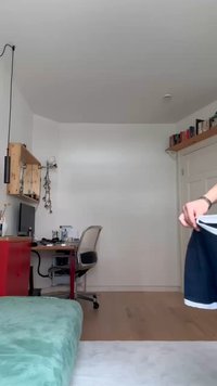 Jūrų laivyno šortai su baltais akcentais, pagaminti iš lengvos medžiagos, turi elastingą juosmenį ir šonines kišenes. Pavaizduoti kambario aplinkoje.
