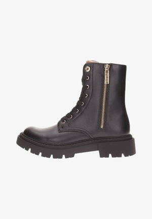 Stivale alla caviglia in pelle nera con punta rotonda, parte anteriore con lacci, cerniera laterale e suola in gomma spessa e testurizzata.