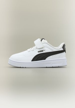 Λευκό παιδικό αθλητικό παπούτσι Puma με μαύρη πλαϊνή ρίγα, λουράκι με βέλκρο και μαξιλαρωμένη σόλα σε ουδέτερο φόντο.
