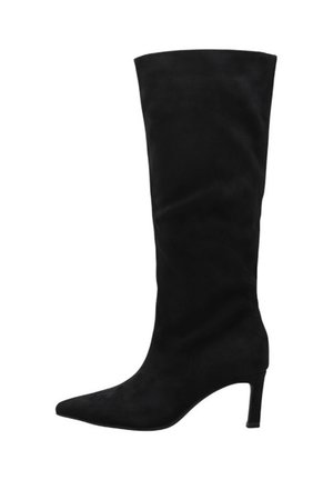 Botte en daim noir mi-mollet avec bout pointu et talon haut élancé.