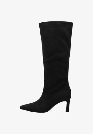 Bota negra de ante hasta la mitad de la pantorrilla, con puntera puntiaguda y tacón alto y delgado.