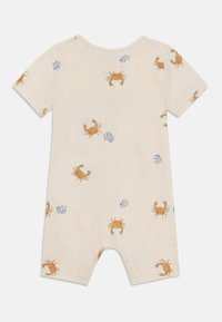 Kortermet romper i lys beige stoff med krabbe- og tangmønstre i oransje og blått. Har rund hals og korte ben.
